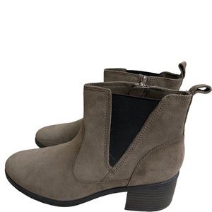 Clarks Womens Nevella Bell‎ Ankle Chelsea Boots Size 8 M Taupe?Suede heeled